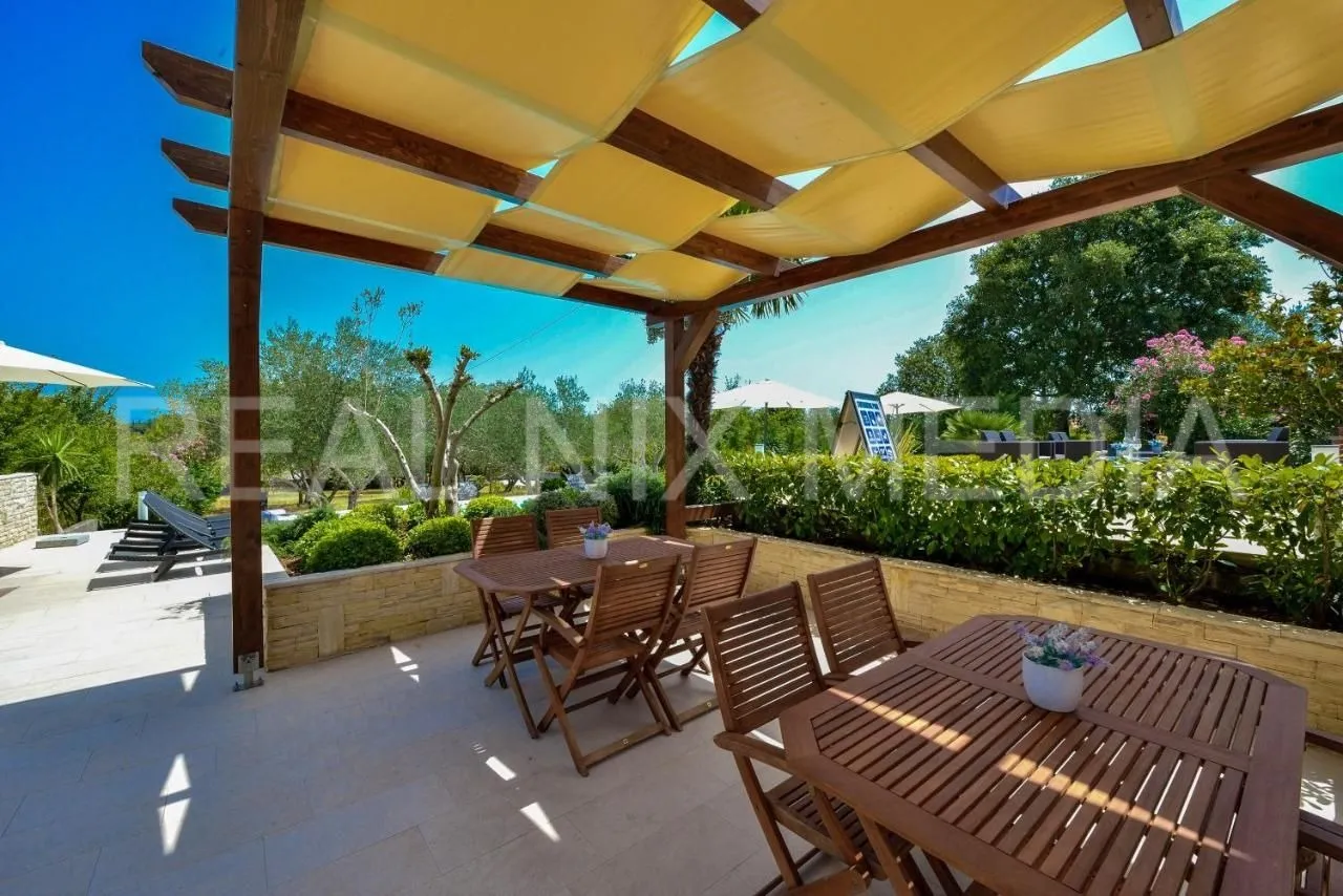 kukljica-villa sa 8 apartmana! bazen! uređena okućnica 1700 m2! - slika 10