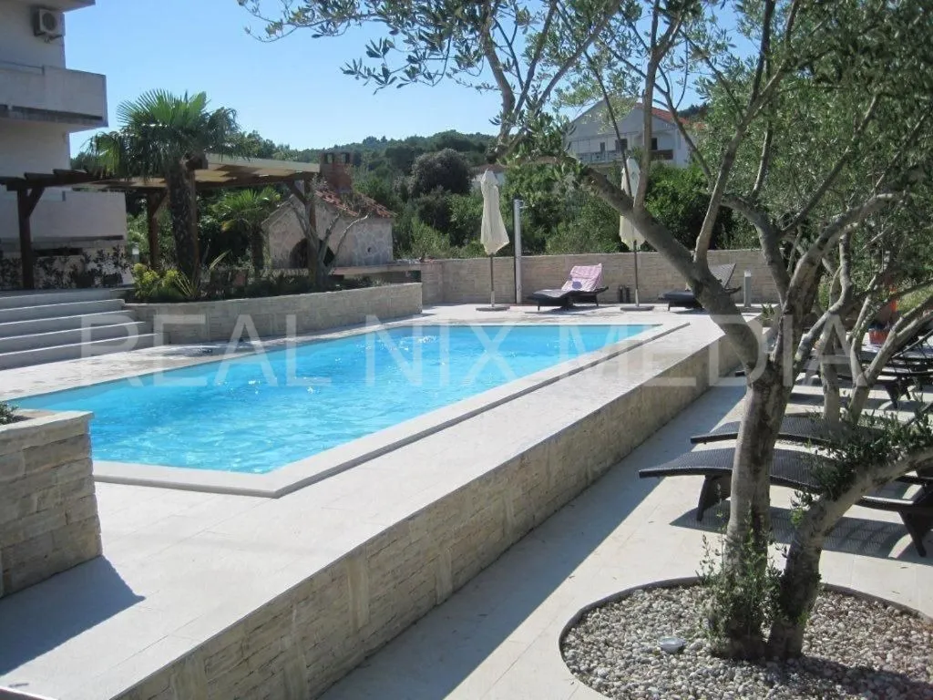 kukljica-villa sa 8 apartmana! bazen! uređena okućnica 1700 m2! - slika 24