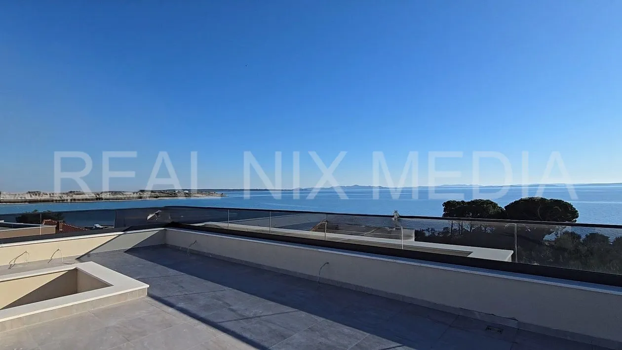 penthouse 171 m2. krovna terasa. lift! 60 metara do mora. - slika 2