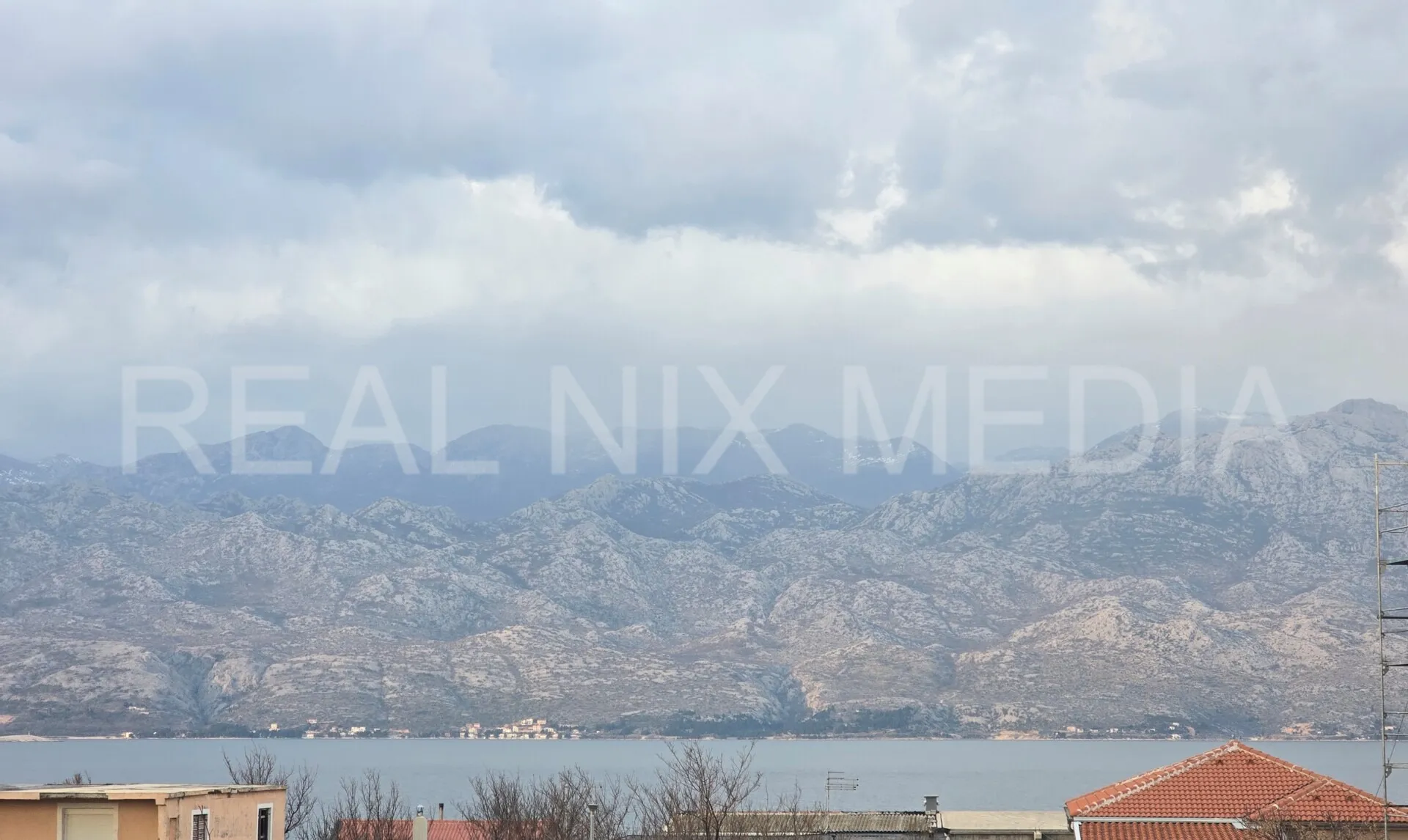 top prilika! kamena kuća 107 m2, 700 m2 okućnice, pogled more, centar mjesta - slika 2