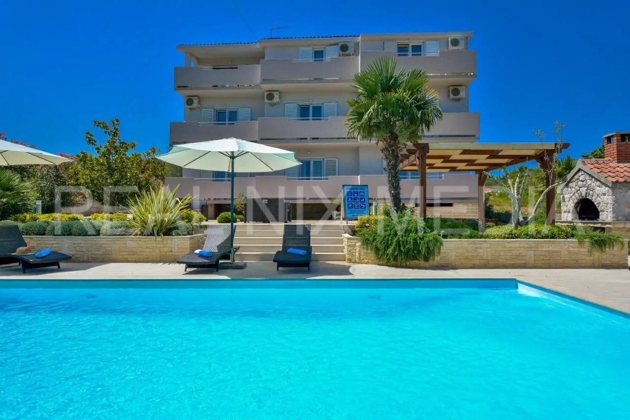 kukljica-villa sa 8 apartmana! bazen! uređena okućnica 1700 m2! - slika 11
