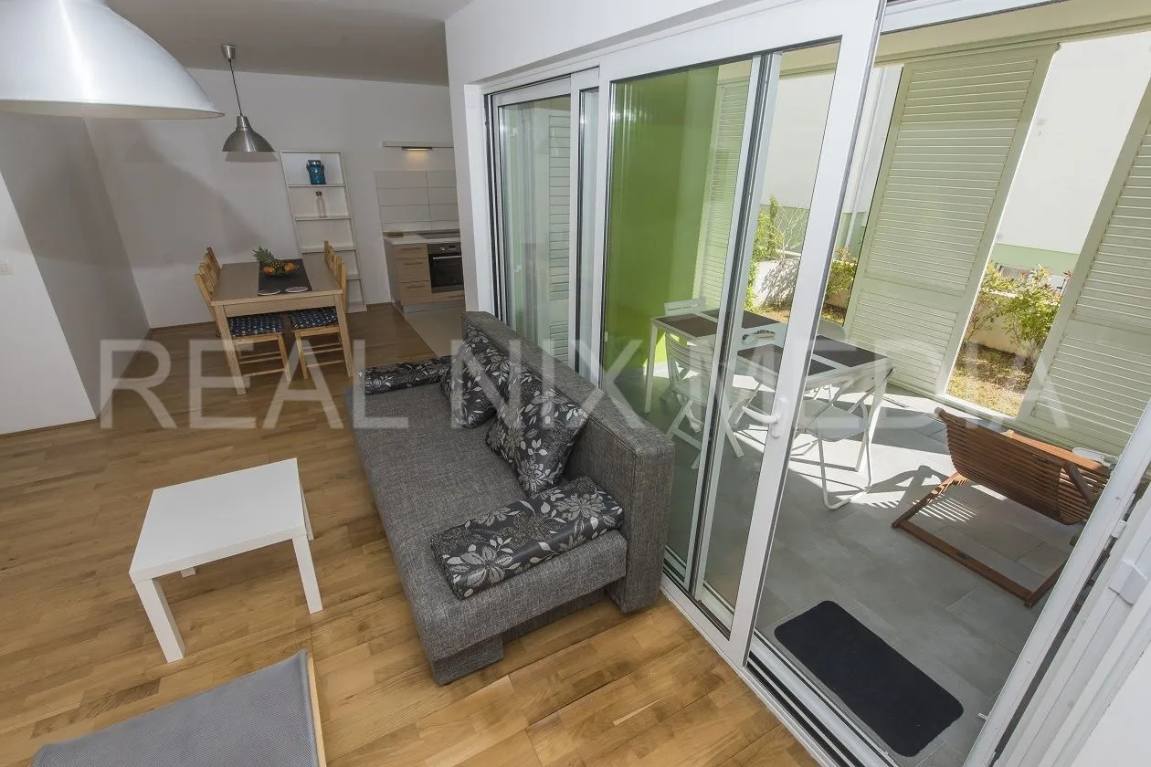 apartman 90 m od mora s vrtom – privlaka, top lokacija! - slika 1