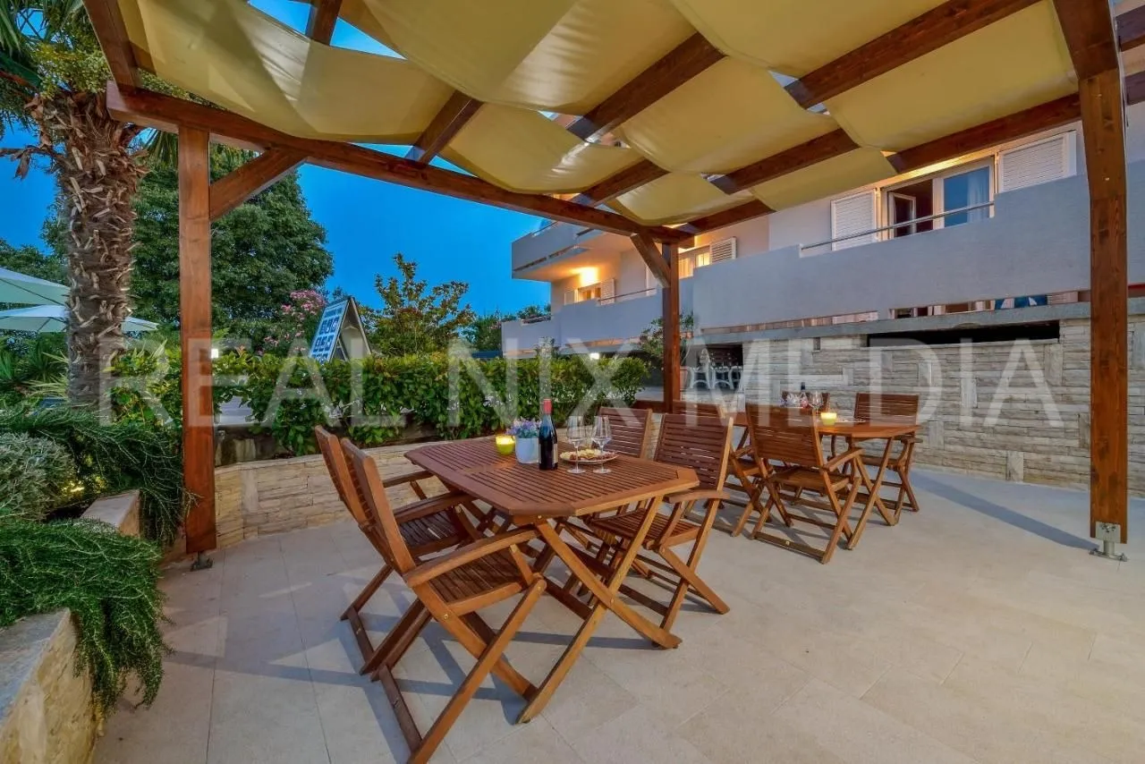 kukljica-villa sa 8 apartmana! bazen! uređena okućnica 1700 m2! - slika 4