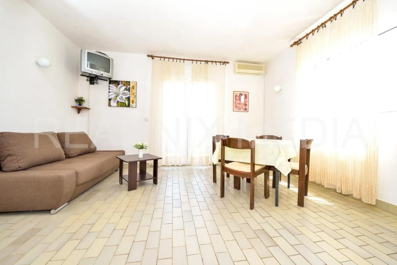 kukljica-villa sa 8 apartmana! bazen! uređena okućnica 1700 m2! - slika 8