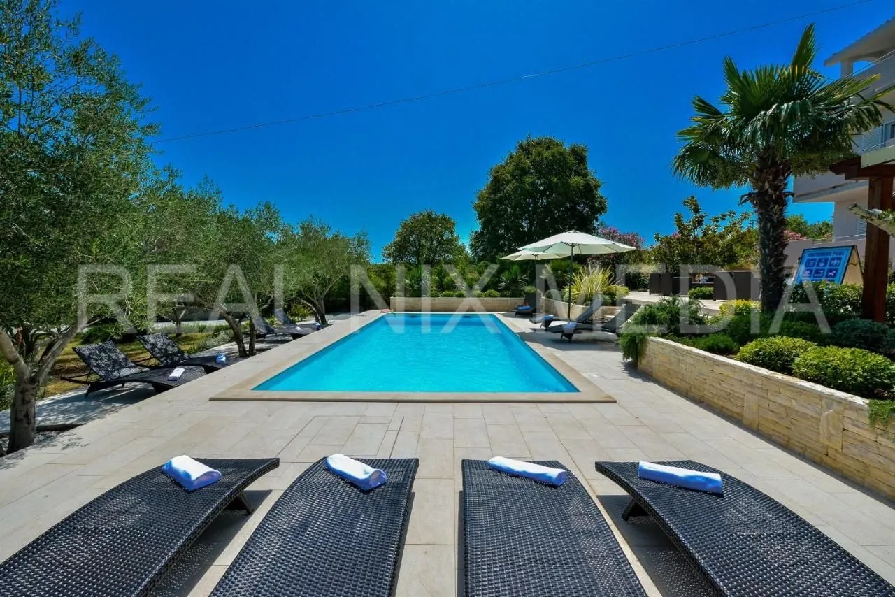 kukljica-villa sa 8 apartmana! bazen! uređena okućnica 1700 m2! - slika 12