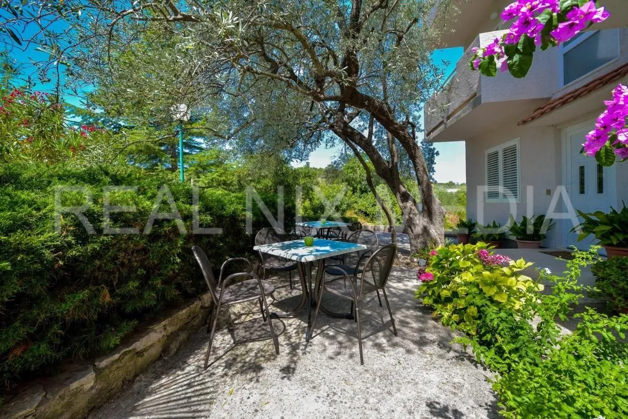 kukljica-villa sa 8 apartmana! bazen! uređena okućnica 1700 m2! - slika 17