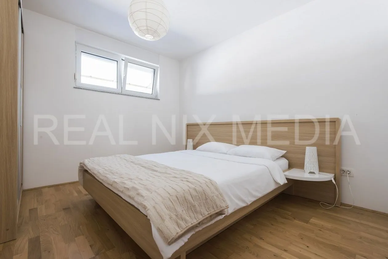 apartman 90 m od mora s vrtom – privlaka, top lokacija! - slika 13