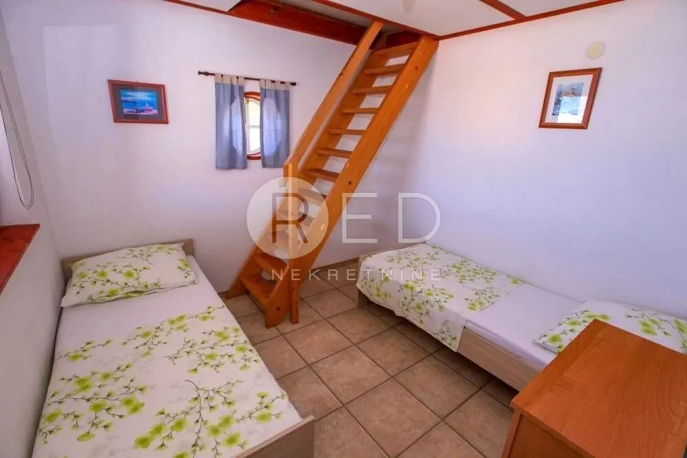 kuća sa 7 apartmana u staroj novalji - slika 27
