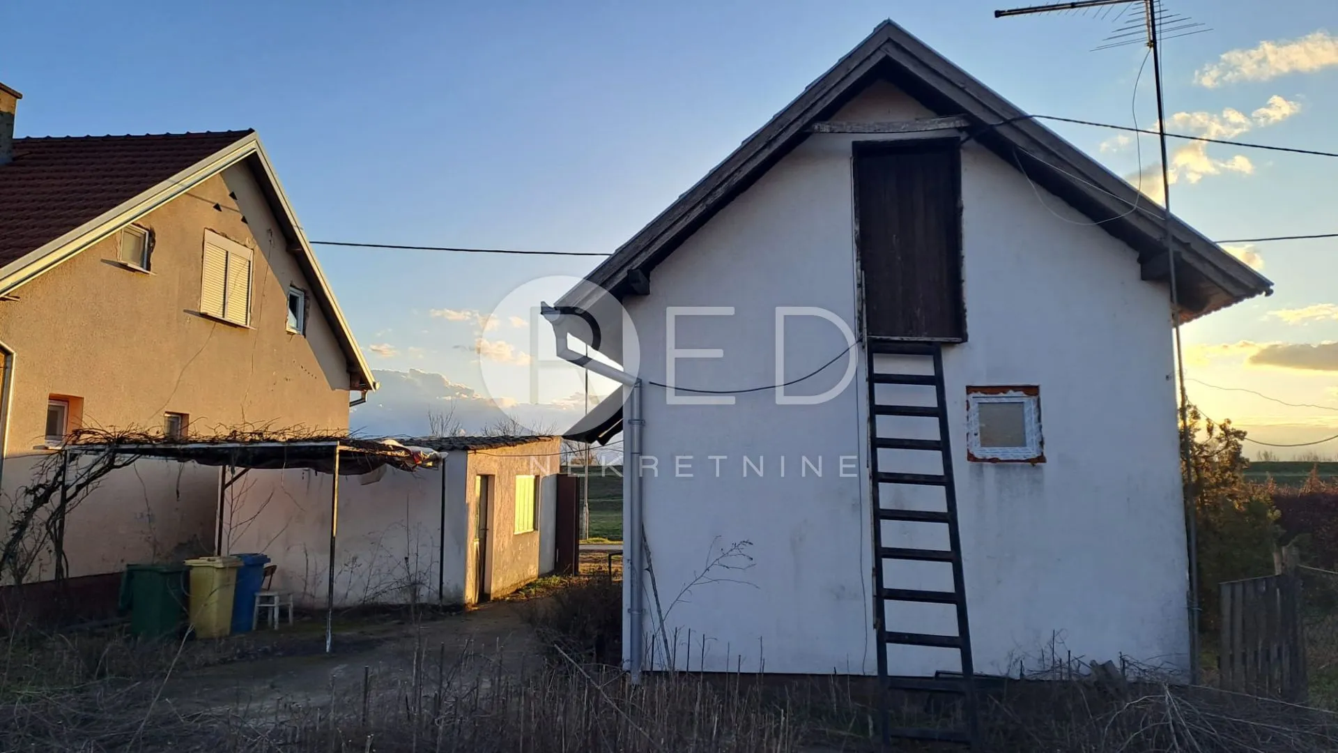 kruševica kuća s pomoćnom zgradom i dvorištem - slika 28