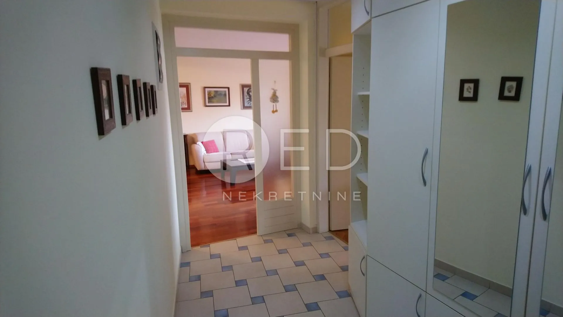 prostrani stan 178 m2 - centar grada - slika 8