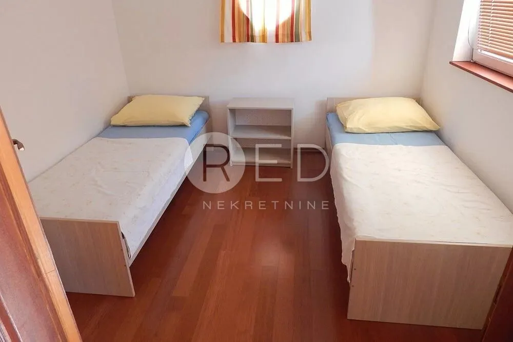 kuća sa 7 apartmana u staroj novalji - slika 26