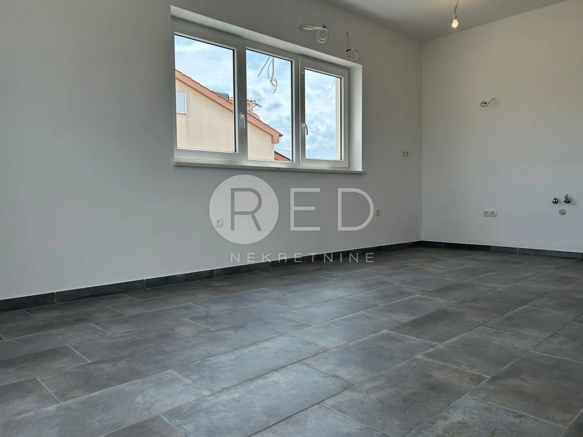 apartman u blizini mora na prodaju na katu - privlaka - slika 2