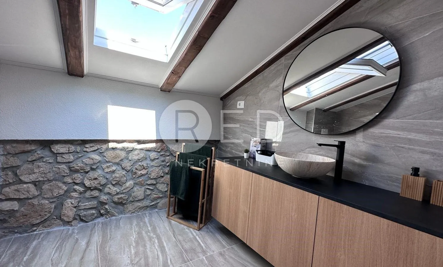 otok krk, okolica dobrinja - adaptirana starina s bazenom, 140 m2 - slika 7