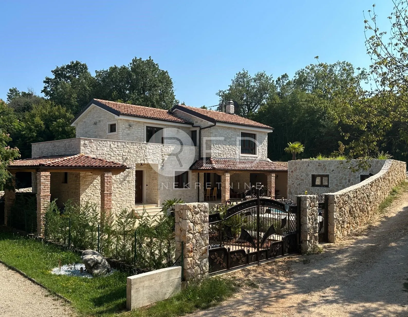 otok krk, okolica dobrinja - impresivna kamena kuća s bazenom, 220 m2 - slika 1