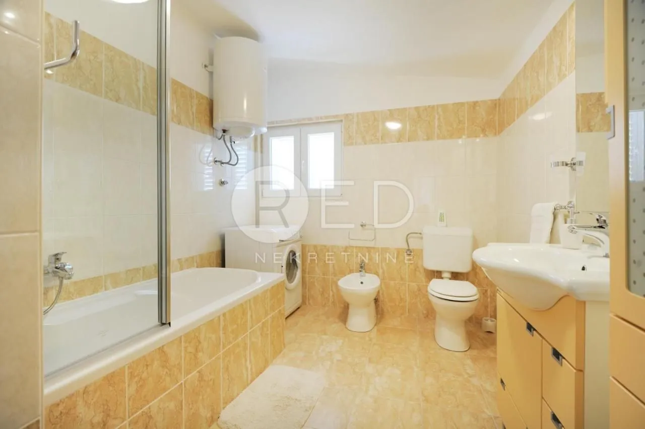 uhodan restoran i 2 apartmana 5 metara od mora - bibinje, zadar - slika 18