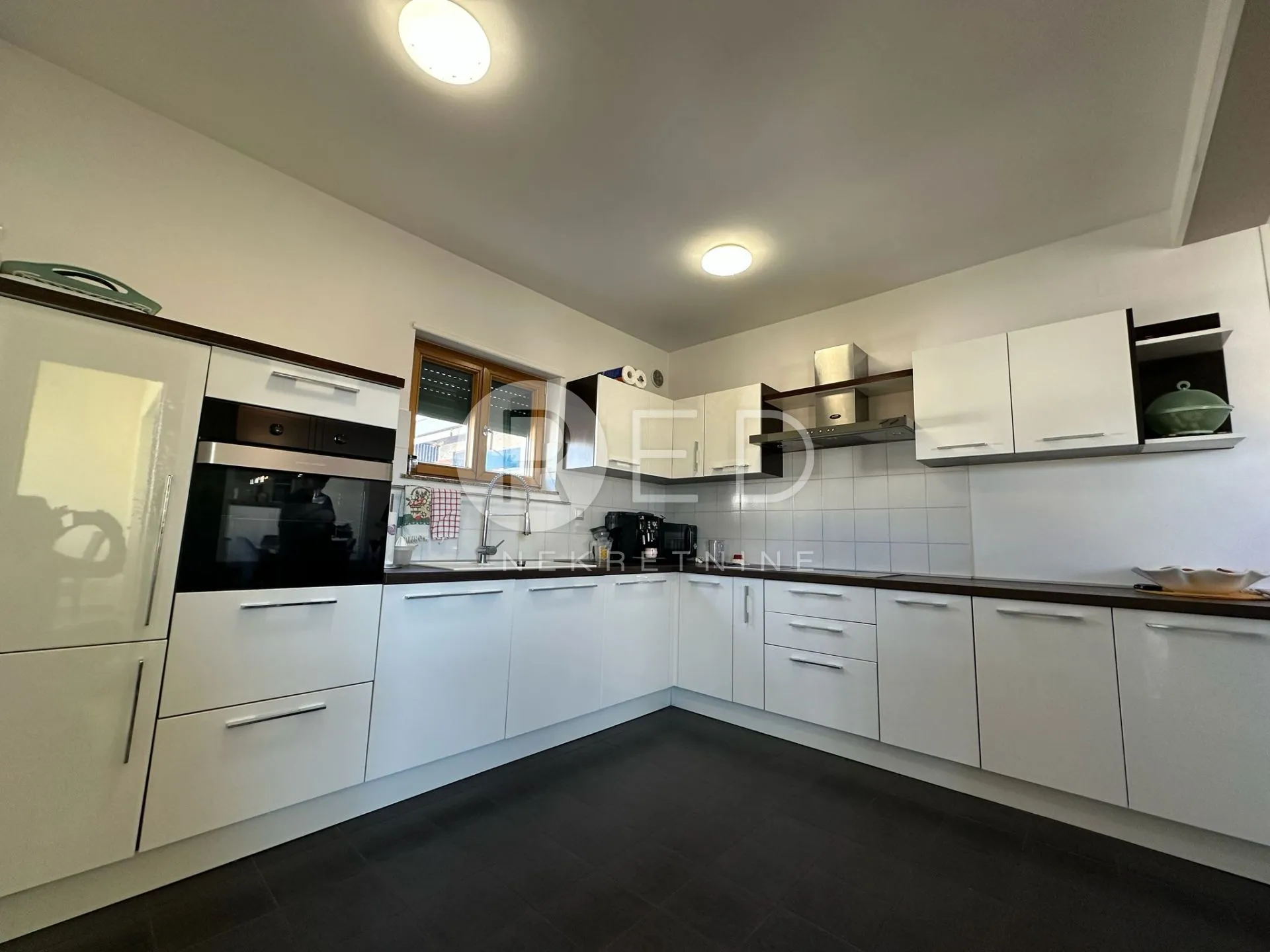 diklovac - moderan trosobni stan 81 m² s pogledom na more - slika 11