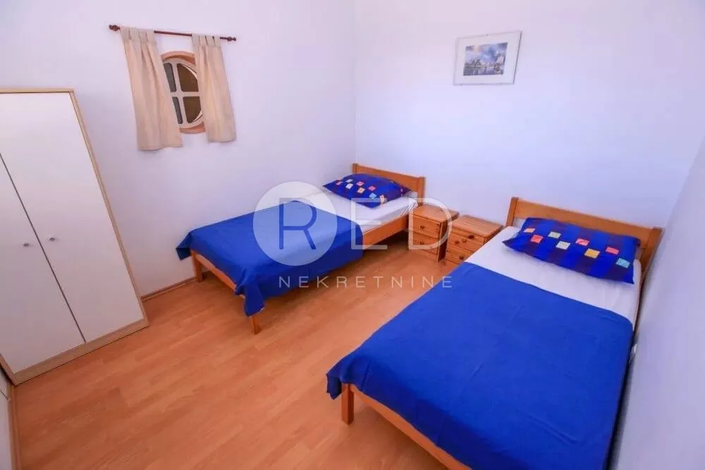 kuća sa 7 apartmana u staroj novalji - slika 23