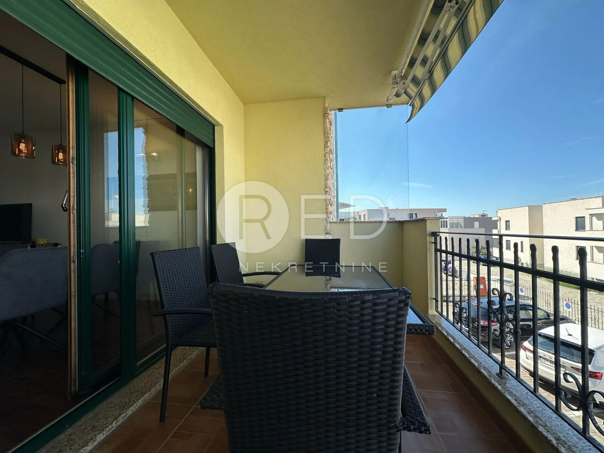 diklovac - moderan trosobni stan 81 m² s pogledom na more - slika 16