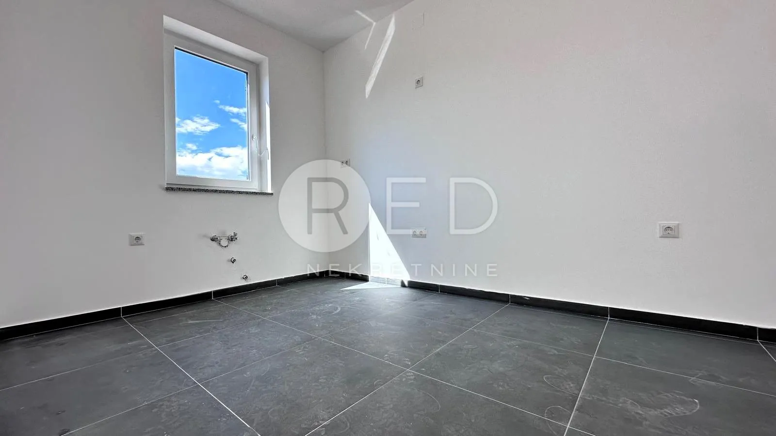 otok cres, cres - stan u prizemlju, 2s+db, 97,60 m2 - slika 2