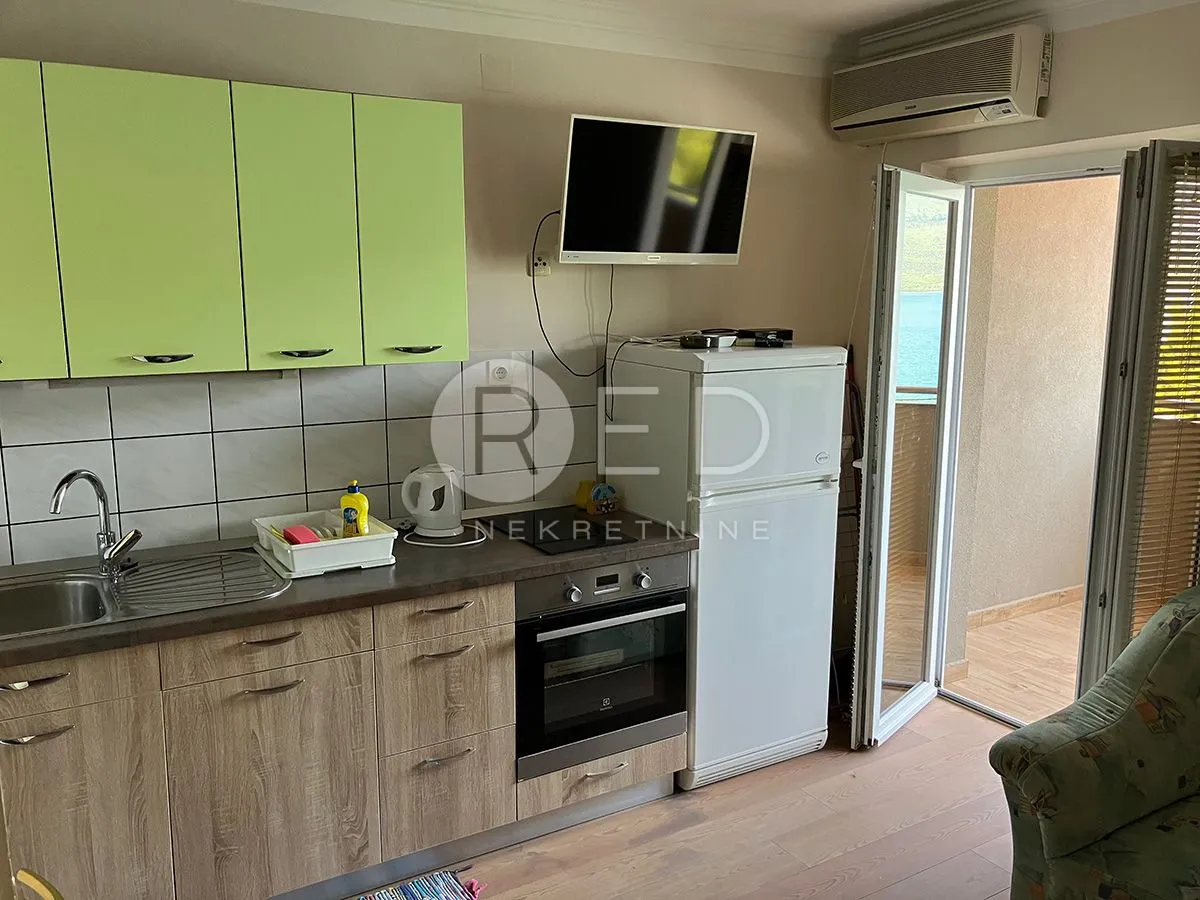 apartmanska kuća prvi red do mora - donji karin - slika 13