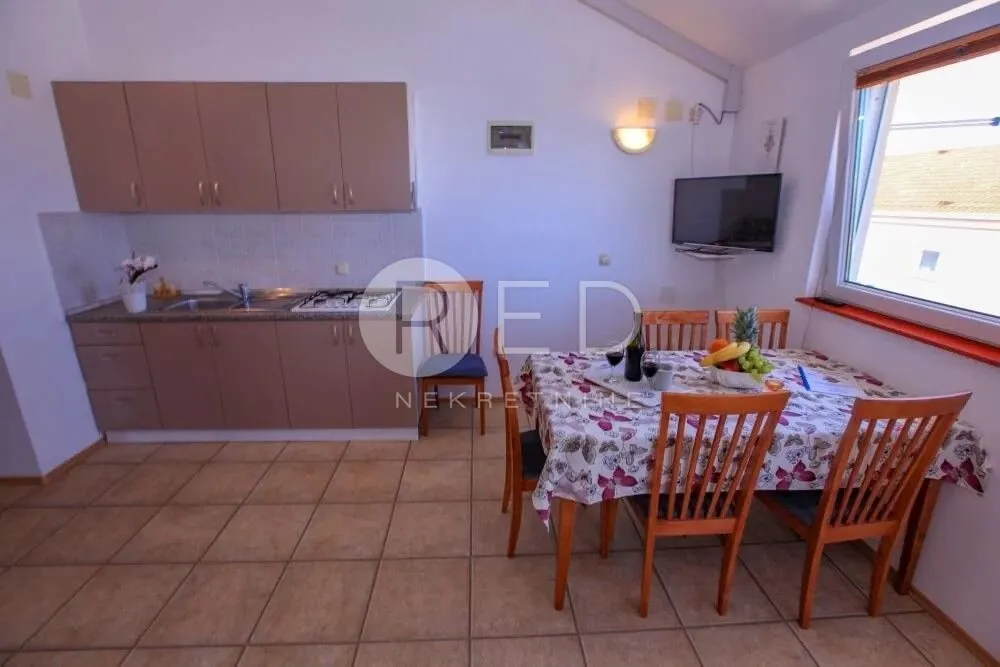 kuća sa 7 apartmana u staroj novalji - slika 15