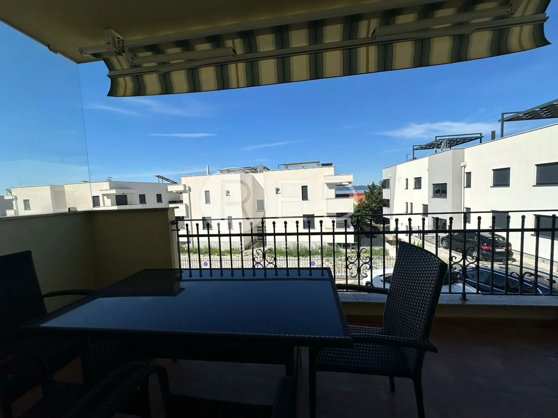 diklovac - moderan trosobni stan 81 m² s pogledom na more - slika 18