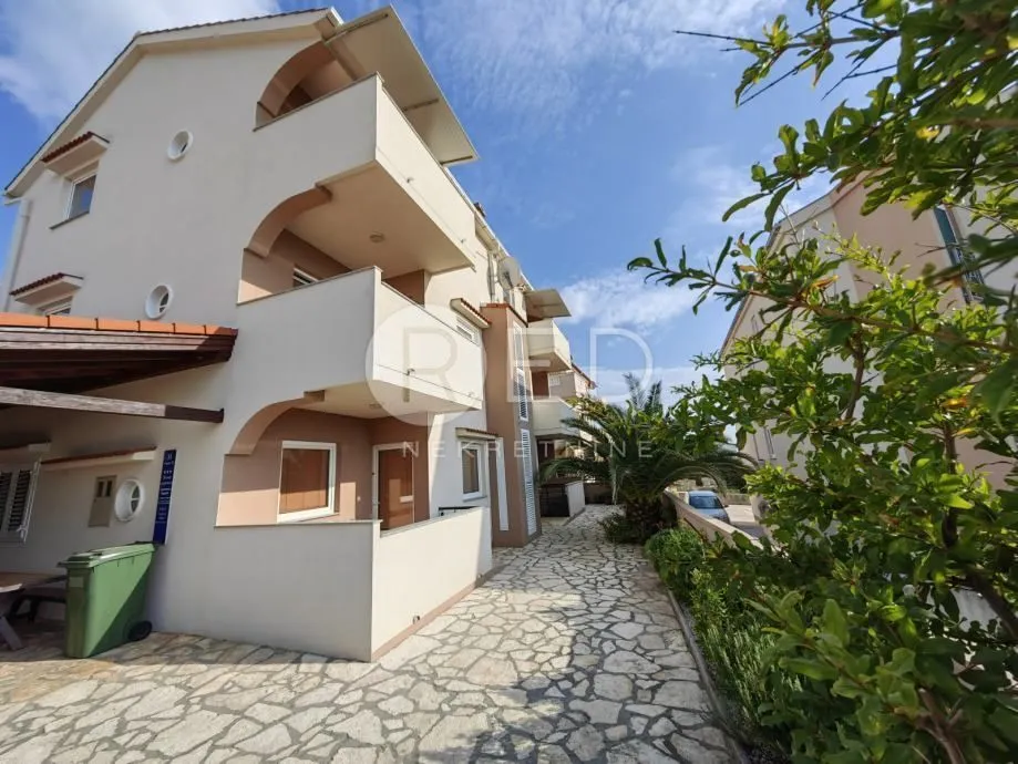 kuća sa 7 apartmana u staroj novalji - slika 10