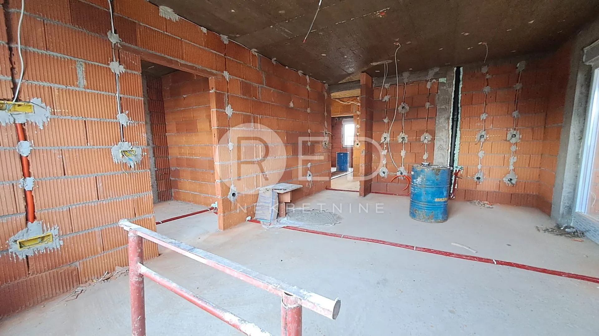 sl.brod stan prizemlje+vrt 79,5m2 kolonija - slika 9