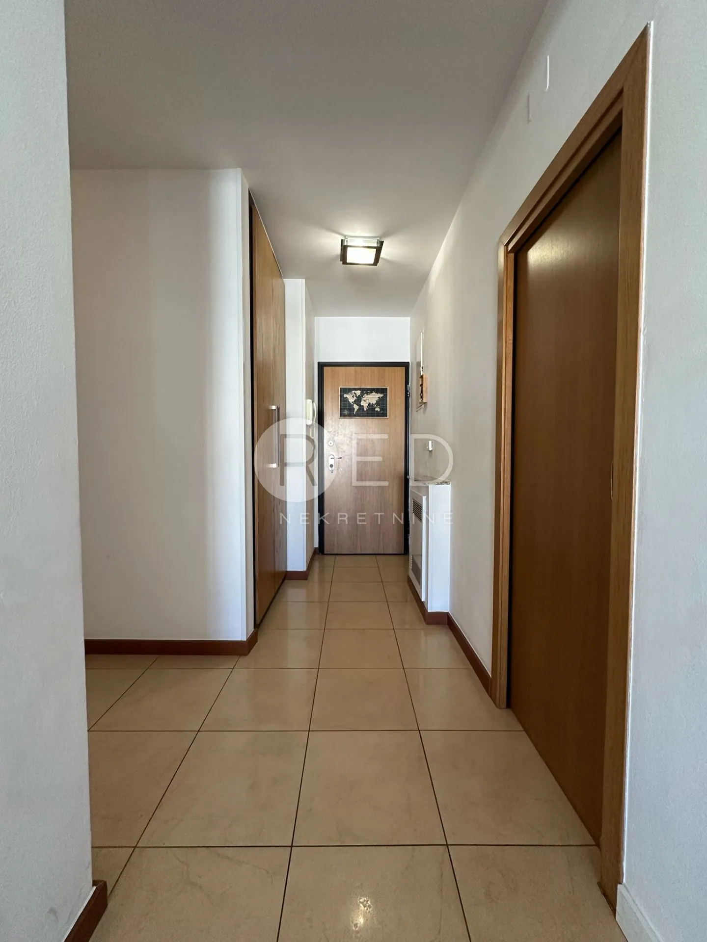 diklovac - moderan trosobni stan 81 m² s pogledom na more - slika 2