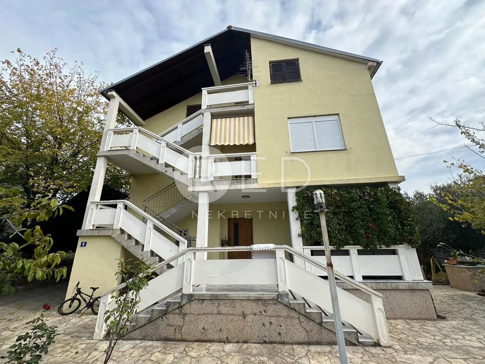 kuća s tri stambene jedinice i poslovnim prostorom na bilom brigu, zadar - slika 35