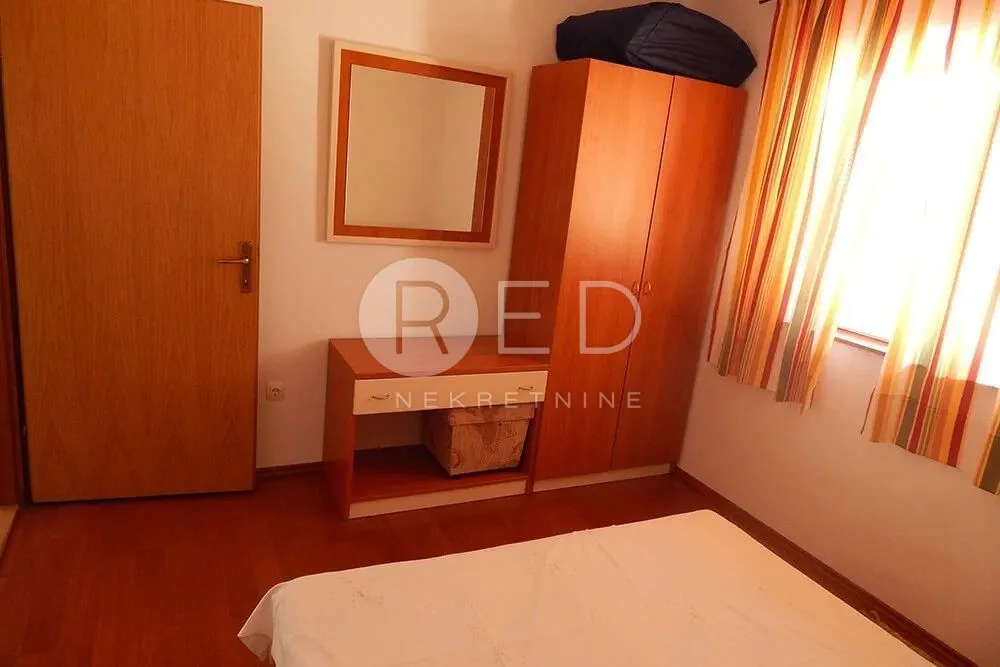 kuća sa 7 apartmana u staroj novalji - slika 21