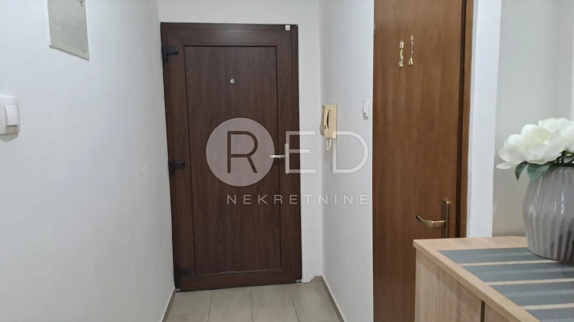 sl.brod stan centar 90m2 3.kat lift - slika 9
