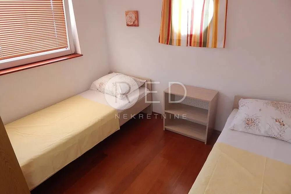 kuća sa 7 apartmana u staroj novalji - slika 28