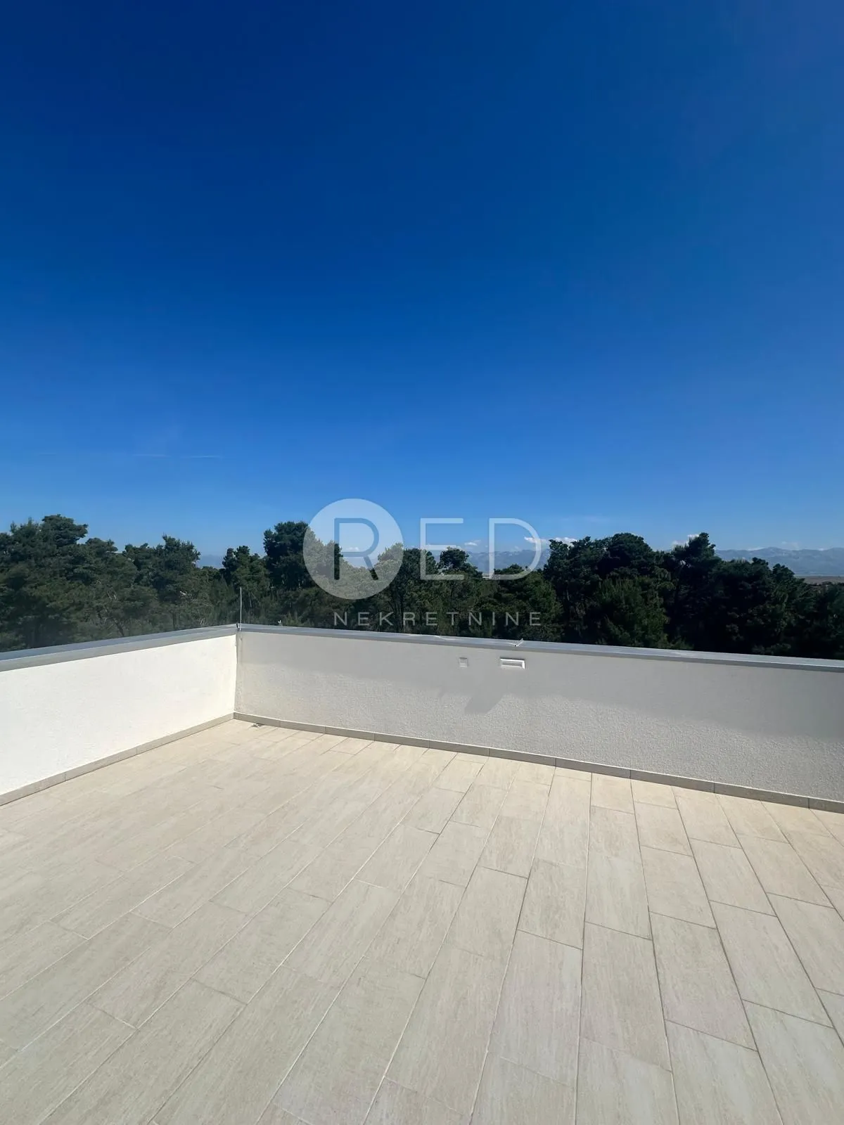 moderan dvosobni apartman u novogradnji, otok vir - slika 8