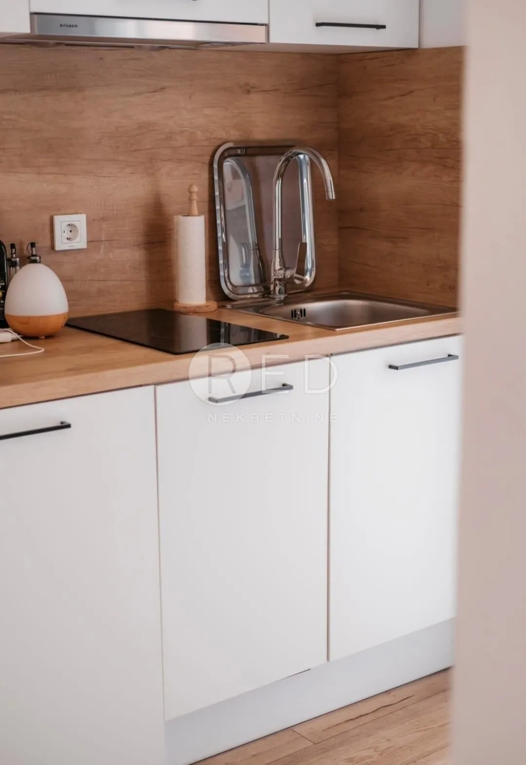 mandre kuća 275 m2/ 4 apartmana - slika 2