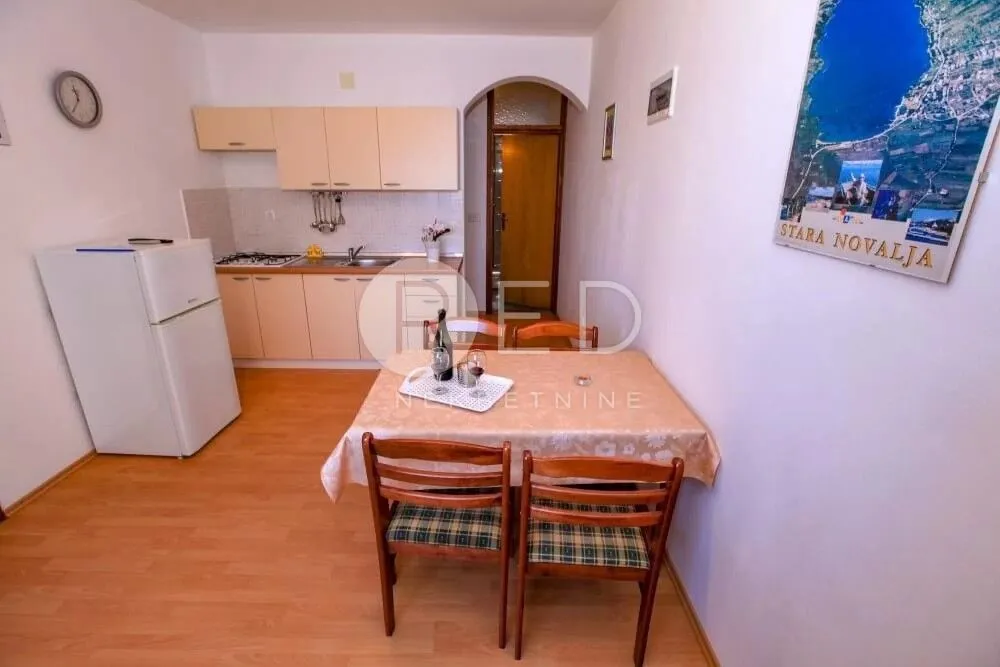 kuća sa 7 apartmana u staroj novalji - slika 16