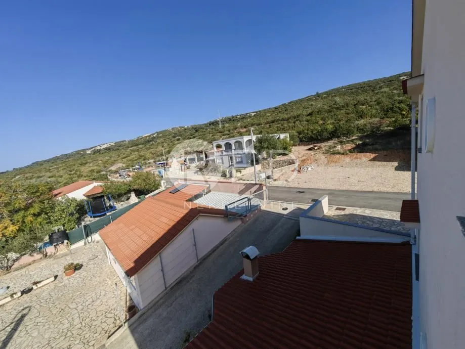 kuća sa 7 apartmana u staroj novalji - slika 36