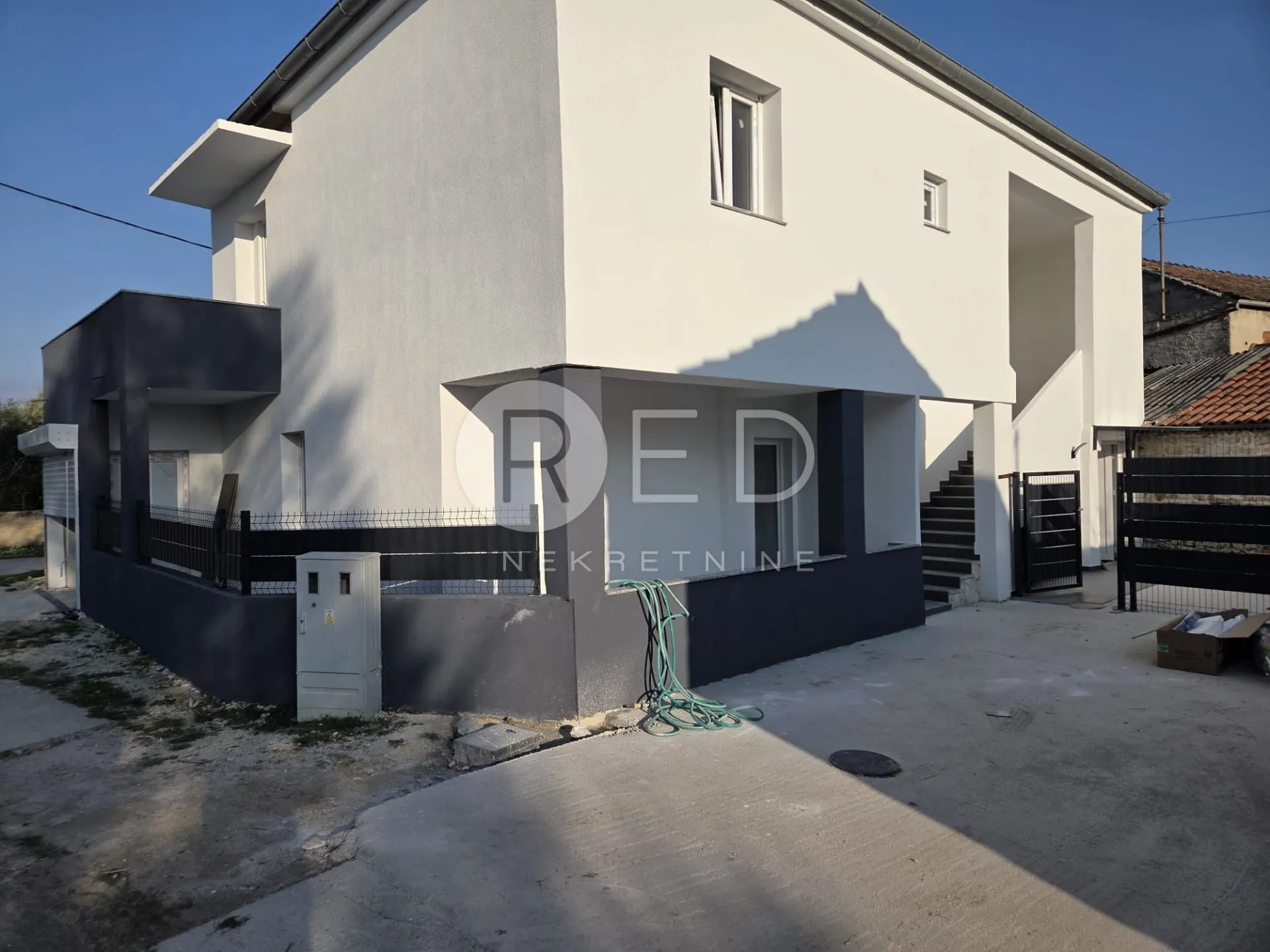 odlična prilika! trosoban stan u zemuniku donjem, zadar - slika 2