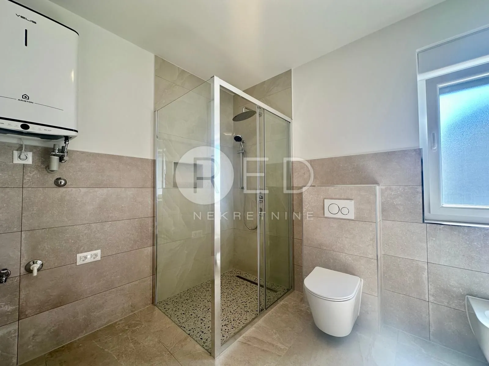 moderan apartman u novogradnji na otoku viru - slika 4