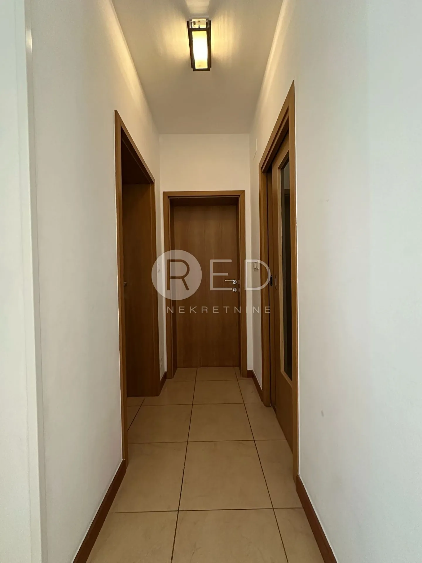 diklovac - moderan trosobni stan 81 m² s pogledom na more - slika 10