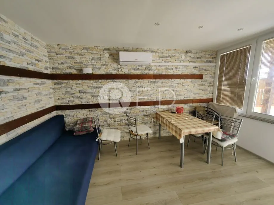 kuća sa 7 apartmana u staroj novalji - slika 29