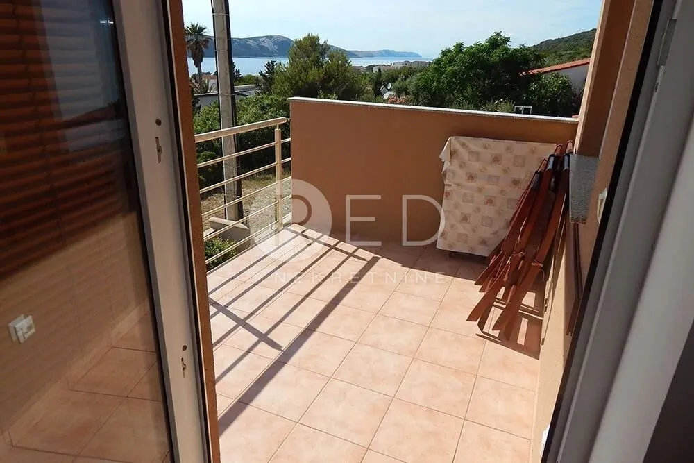 kuća sa 7 apartmana u staroj novalji - slika 8
