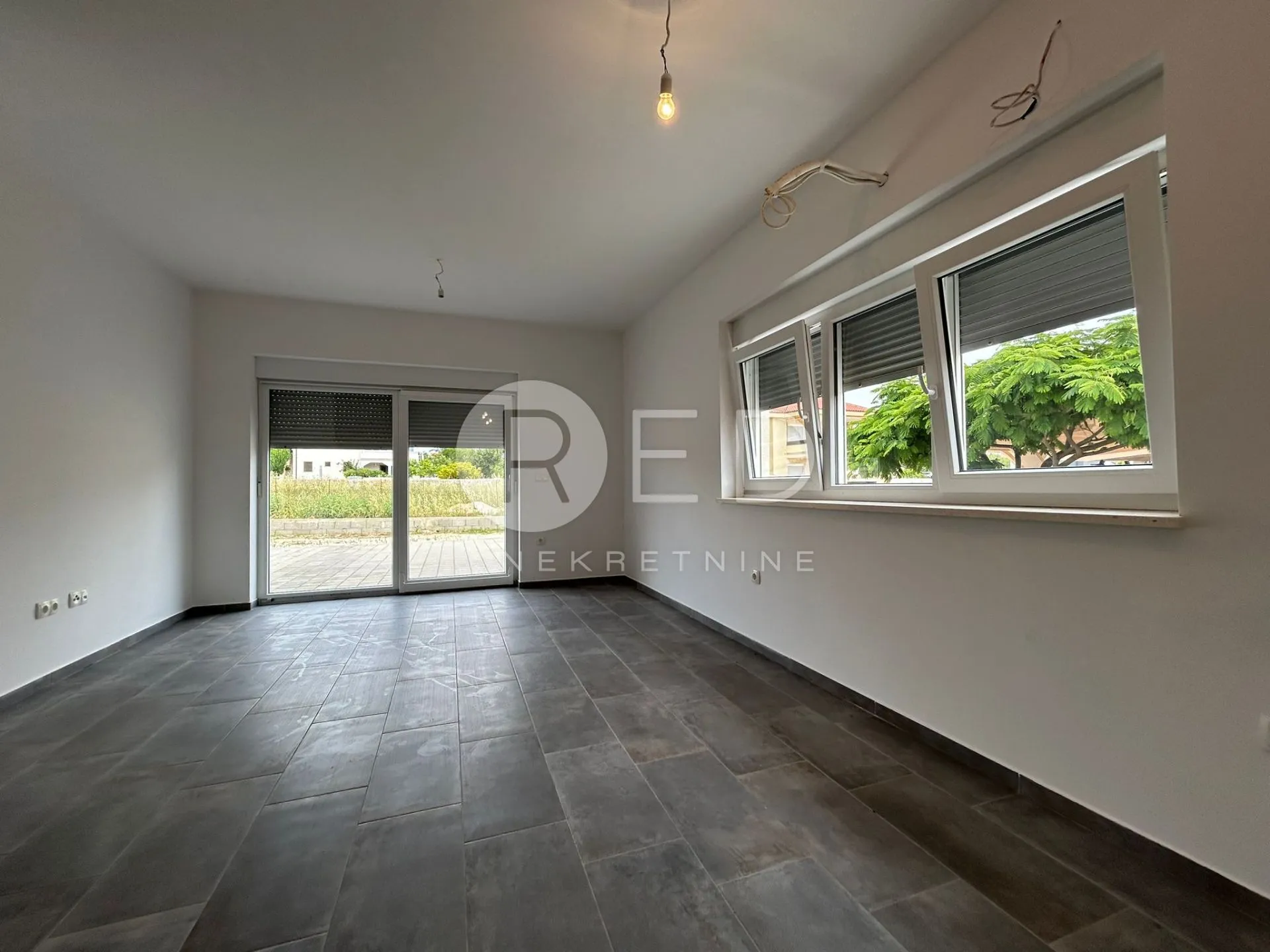 apartman u blizini mora na prodaju - privlaka - slika 3