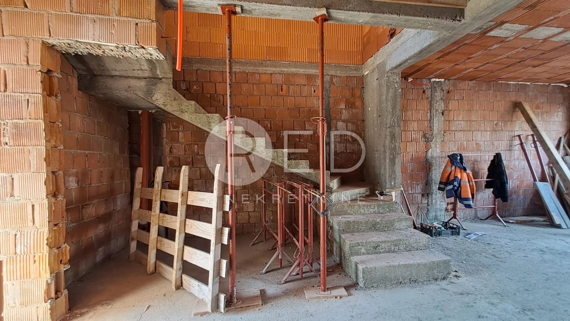 sl.brod dvoetažni stan 162,63m2 kolonija - slika 11