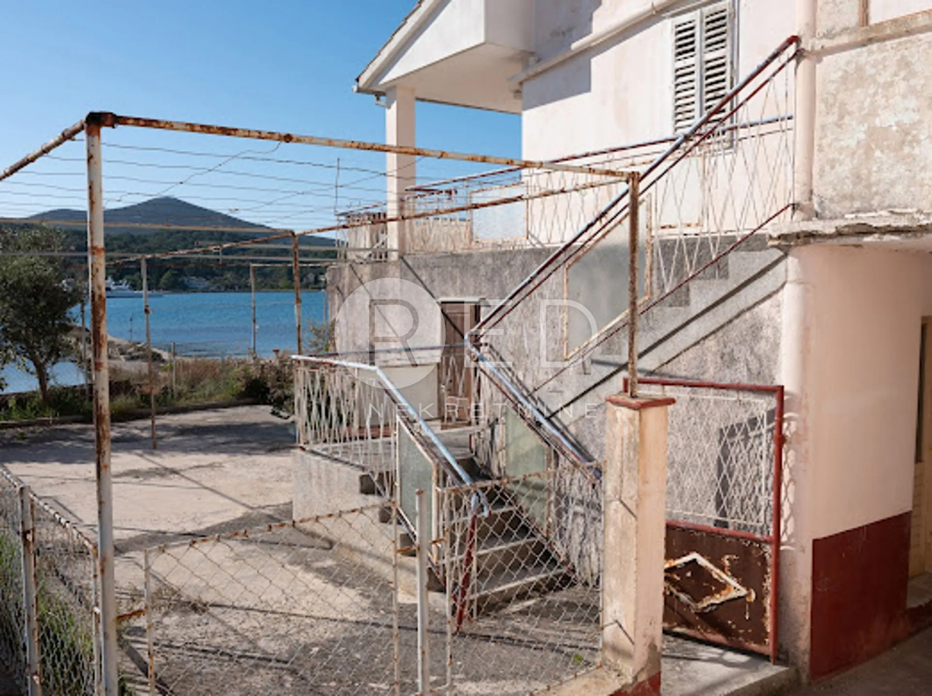 ugljan kuća s projektom prvi red do mora uz marinu - slika 2