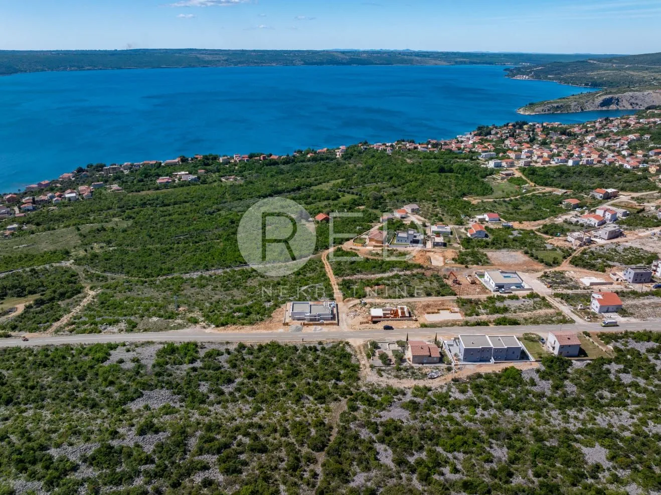građevinsko zemljište 700 m2 s projektom - maslenica - slika 11