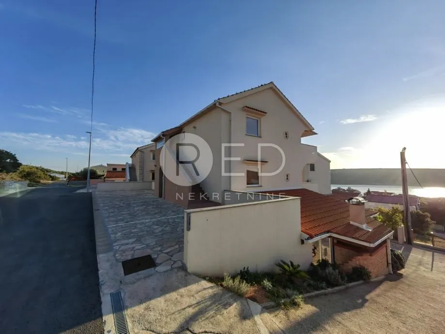 kuća sa 7 apartmana u staroj novalji - slika 35