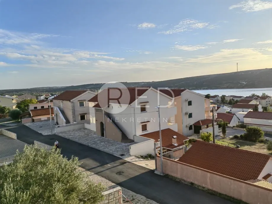 kuća sa 7 apartmana u staroj novalji - slika 12