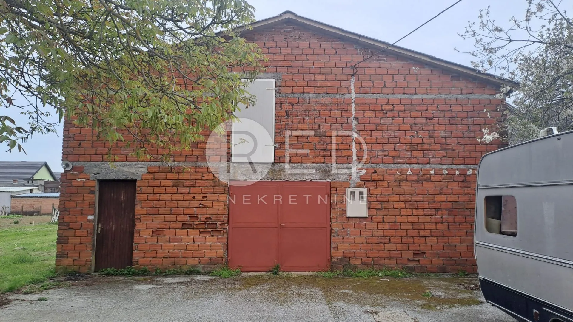 pleternica gospodarska zgrada s dvorištem - slika 2