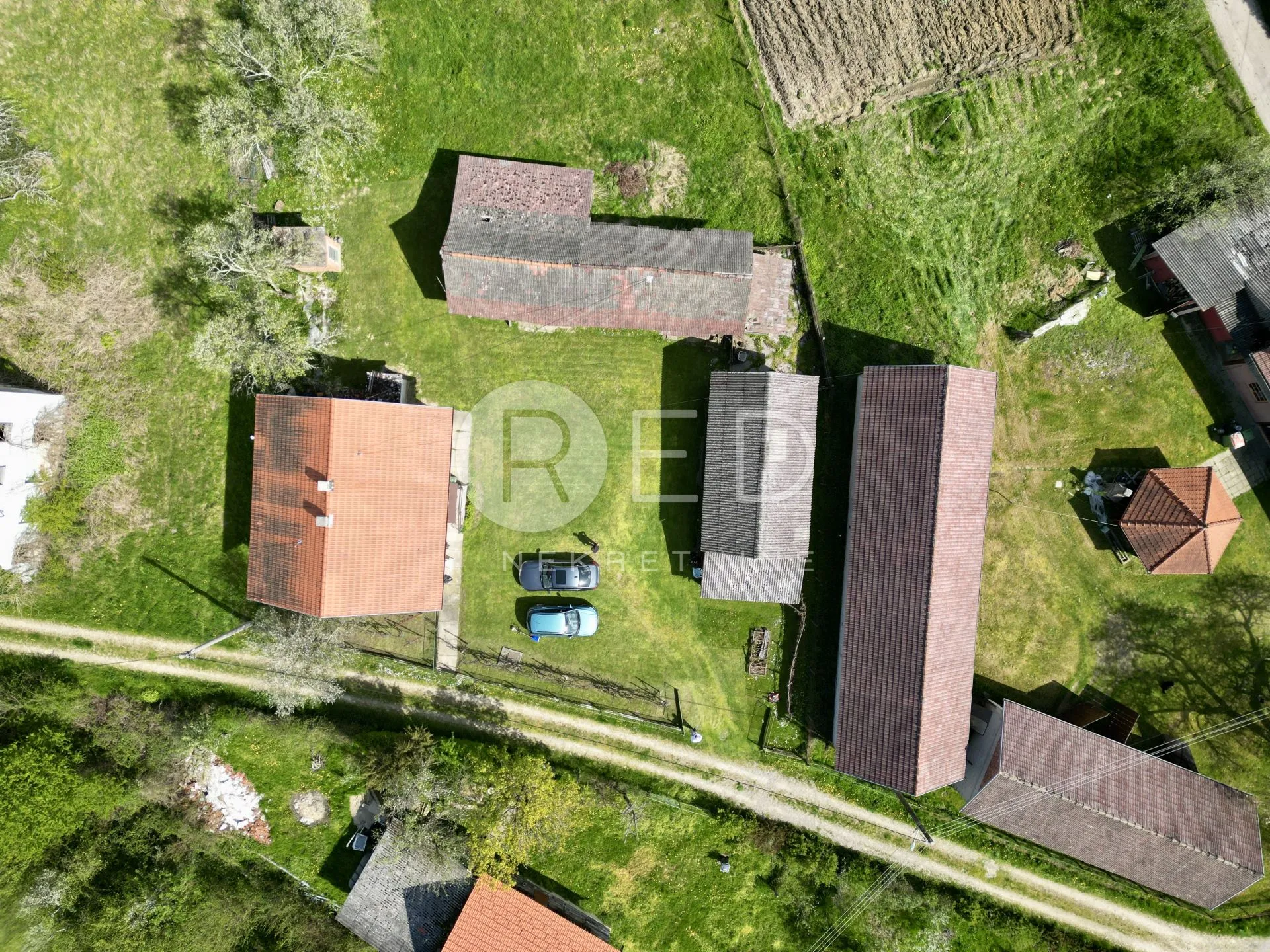 kuća 100m2 i gospodarske zgrade 156m2, u okolici pisarovine - slika 2